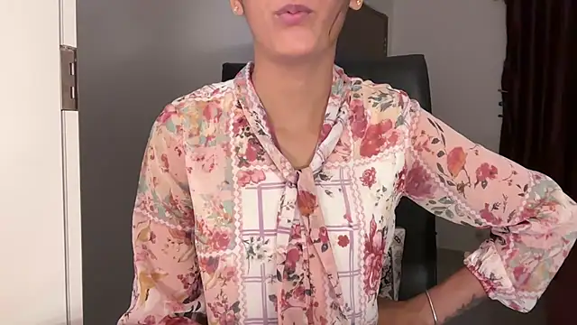 Snapshot of lola-__ chatting on July 1, 3:01 pm lola- online show from July 1, 3:01 pm
