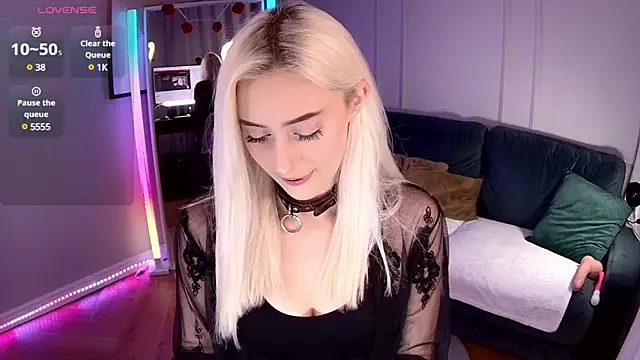 Snapshot of LoryWood chatting on December 3, 2:49 pm LoryWood online show from December 3, 2:49 pm