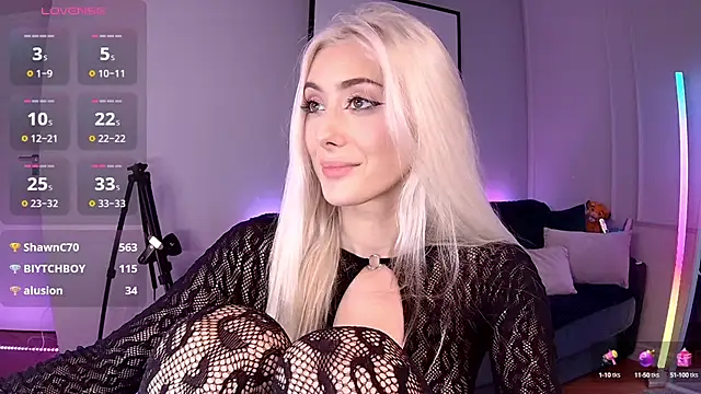 Snapshot of LoryWood chatting on December 16, 5:54 pm LoryWood online show from December 16, 5:54 pm