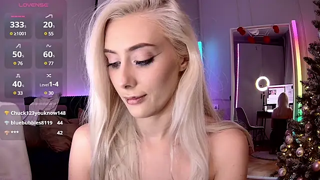 Snapshot of LoryWood chatting on December 21, 5:51 pm LoryWood online show from December 21, 5:51 pm