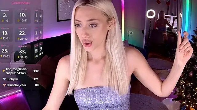 Snapshot of LoryWood chatting on January 17, 6:23 pm LoryWood online show from January 17, 6:23 pm