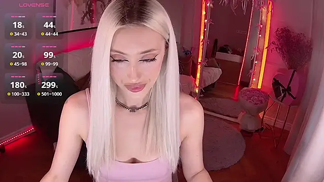 Snapshot of LoryWood chatting on February 16, 2:32 pm LoryWood online show from February 16, 2:32 pm