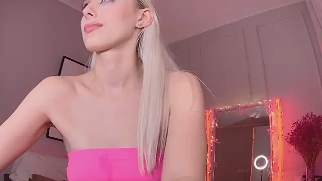 Snapshot of LoryWood chatting on March 5, 9:04 pm LoryWood online show from March 5, 9:04 pm