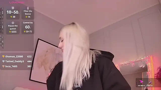 Snapshot of LoryWood chatting on March 13, 9:05 pm LoryWood online show from March 13, 9:05 pm