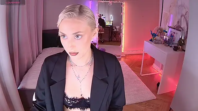 Snapshot of LoryWood chatting on October 15, 2:39 pm LoryWood online show from October 15, 2:39 pm