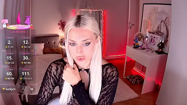 Snapshot of LoryWood chatting on November 9, 3:43 pm LoryWood online show from November 9, 3:43 pm