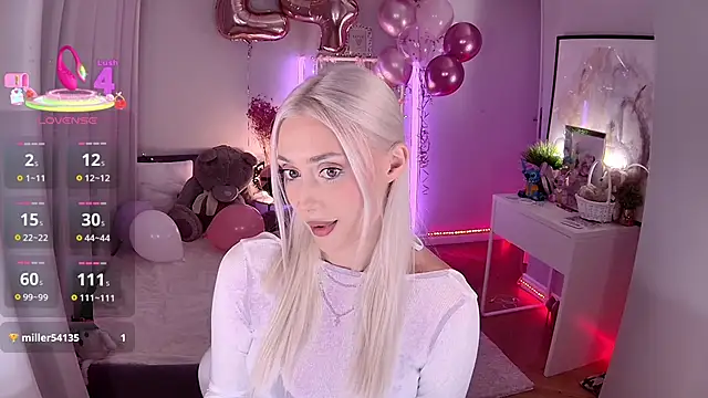 Snapshot of LoryWood chatting on December 5, 4:14 pm LoryWood online show from December 5, 4:14 pm