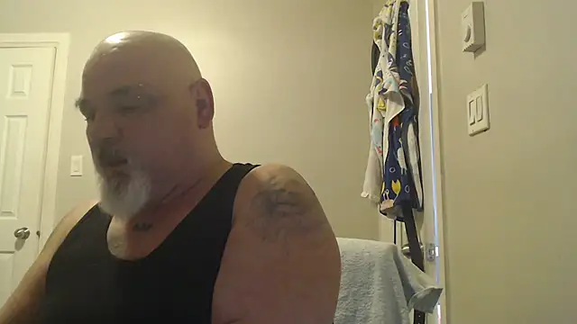 Newfiesausage1972 online show from March 21, 8:08 pm