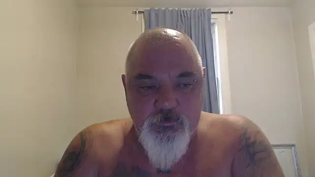 Newfiesausage1972 online show from October 23, 8:07 pm