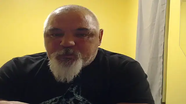 Newfiesausage1972 online show from November 1, 1:51 am