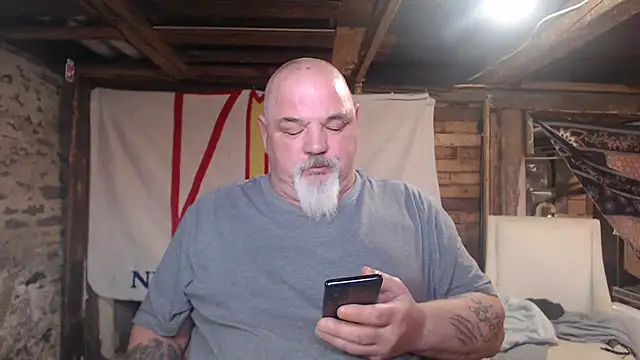 Newfiesausage1972 online show from March 4, 1:28 pm