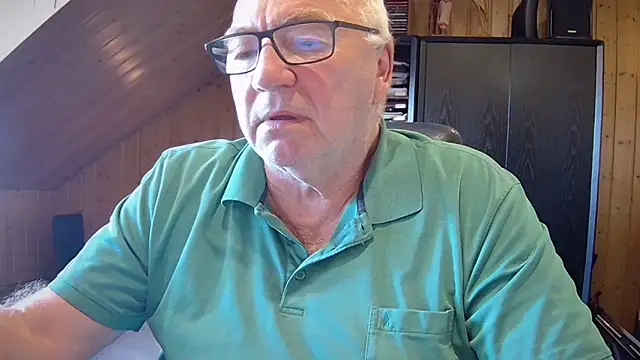 Snapshot of biggandybig chatting on October 2, 6:31 am biggandybig online show from October 2, 6:31 am