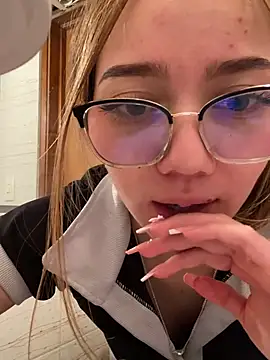 Snapshot of melody-dy chatting on December 29, 2:27 am melody-dy online show from December 29, 2:27 am