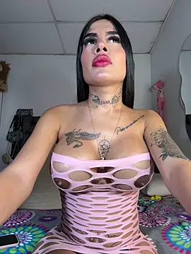 Snapshot of saragill323 chatting on December 4, 2:43 am saragill323 online show from December 4, 2:43 am