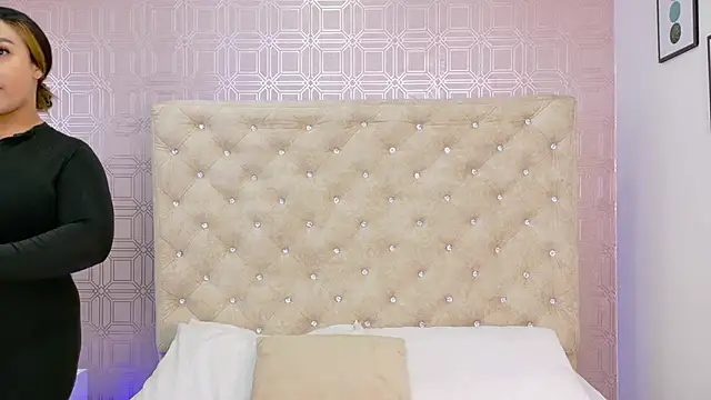 Snapshot of Sara_Desire chatting on October 10, 12:15 pm Sara Desire online show from October 10, 12:15 pm