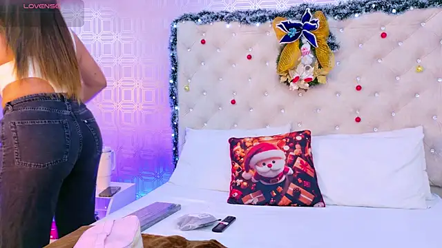 Snapshot of Sara_Desire chatting on December 4, 12:25 pm Sara Desire online show from December 4, 12:25 pm