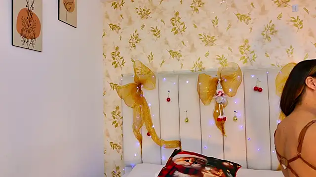 Snapshot of Sara_Desire chatting on December 14, 12:21 pm Sara Desire online show from December 14, 12:21 pm