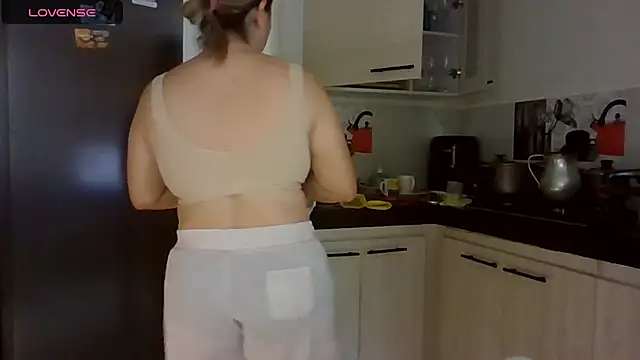 Snapshot of saramartinez1000 chatting on February 17, 5:30 pm saramartinez1000 online show from February 17, 5:30 pm