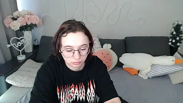 Mini Diva online show from April 7, 8:15 am