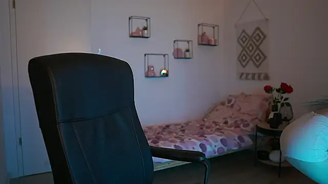 EvelynCage  online show from February 3, 7:10 pm