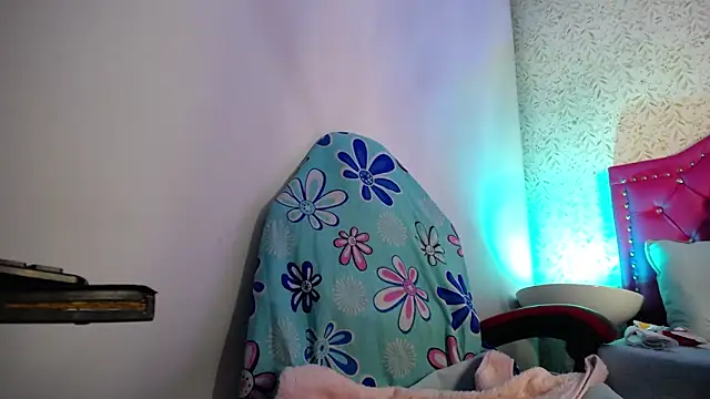 luly pink online show from April 22, 4:04 am