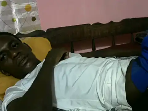 Snapshot of Bigras0011 chatting on December 5, 2:42 am Bigras0011 online show from December 5, 2:42 am