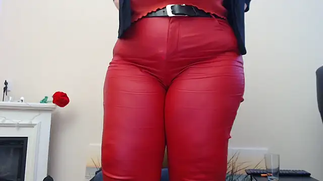 MilfGina online show from February 12, 8:18 pm