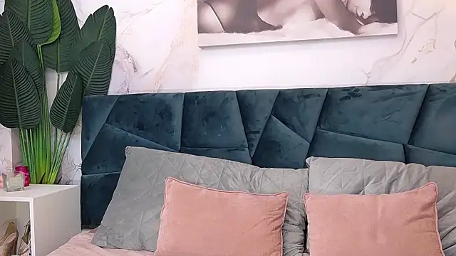 NightshadeIris online show from January 2, 8:17 am