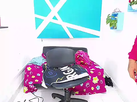 Snapshot of Mady_Kolemam chatting on December 19, 9:51 am Mady Kolemam online show from December 19, 9:51 am