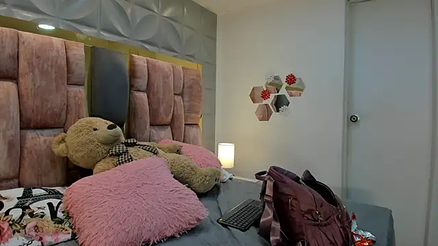 Snapshot of Charlotte_Ice1 chatting on May 9, 6:02 pm Charlotte Ice1 online show from May 9, 6:02 pm