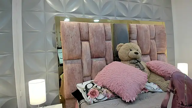 Snapshot of Charlotte_Ice1 chatting on May 19, 3:51 pm Charlotte Ice1 online show from May 19, 3:51 pm