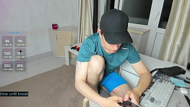 Snapshot of tailer_ chatting on July 17, 7:41 pm tailer online show from July 17, 7:41 pm