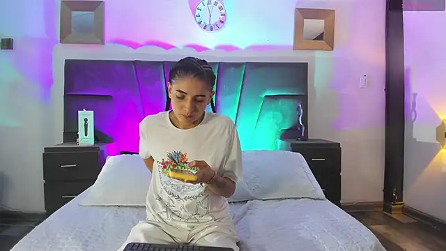 AndreaAndKarina online show from December 14, 6:20 pm