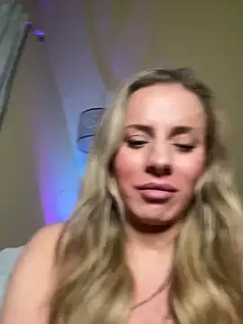 Snapshot of KillerKylie chatting on December 15, 4:51 am KillerKylie online show from December 15, 4:51 am