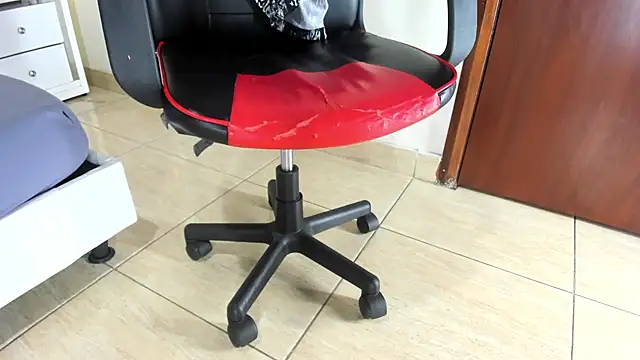 Snapshot of MarilynDavies chatting on December 8, 1:35 am MarilynDavies online show from December 8, 1:35 am