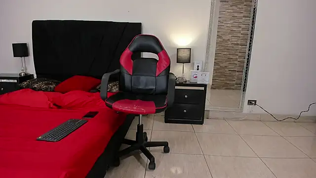 Snapshot of MarilynDavies chatting on December 11, 11:21 pm MarilynDavies online show from December 11, 11:21 pm