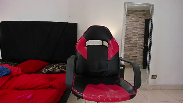 Snapshot of MarilynDavies chatting on December 12, 5:31 am MarilynDavies online show from December 12, 5:31 am