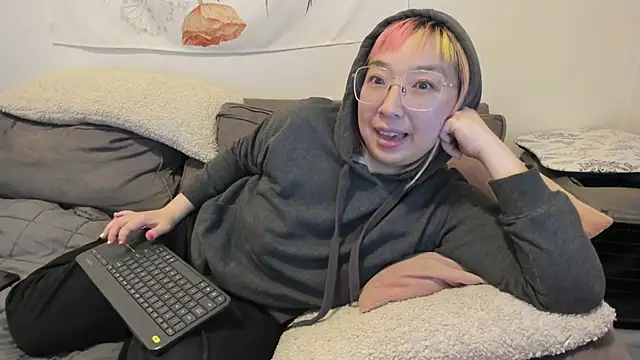 Snapshot of luxgray chatting on December 5, 12:41 am luxgray online show from December 5, 12:41 am