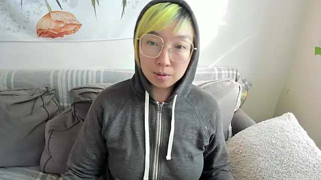 Snapshot of luxgray chatting on June 15, 12:29 pm luxgray online show from June 15, 12:29 pm