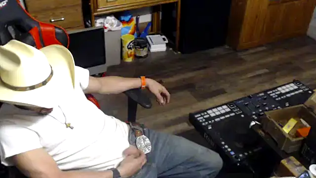 tongueispowerr6d9 online show from April 22, 5:54 am