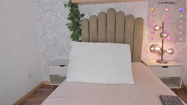 Snapshot of Roma__love chatting on October 4, 12:03 pm Roma  love online show from October 4, 12:03 pm