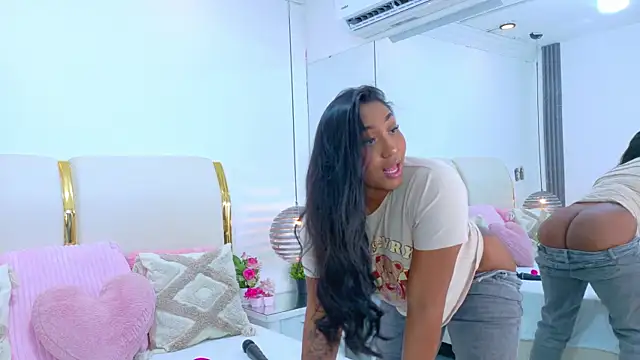 NaiomyLanes online show from April 21, 12:44 pm