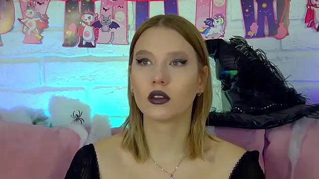 Snapshot of LiliLinn chatting on October 31, 4:24 am LiliLinn online show from October 31, 4:24 am