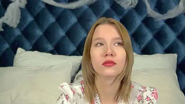 Snapshot of LiliLinn chatting on November 3, 4:36 am LiliLinn online show from November 3, 4:36 am