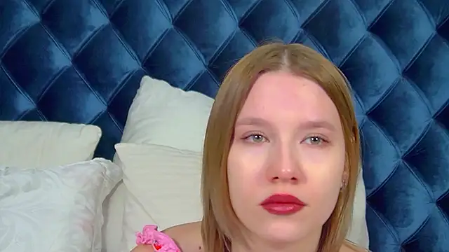 Snapshot of LiliLinn chatting on November 28, 4:37 am LiliLinn online show from November 28, 4:37 am