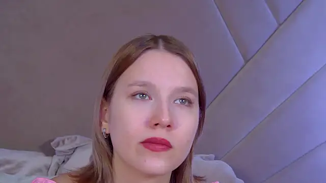 Snapshot of LiliLinn chatting on December 1, 5:01 am LiliLinn online show from December 1, 5:01 am