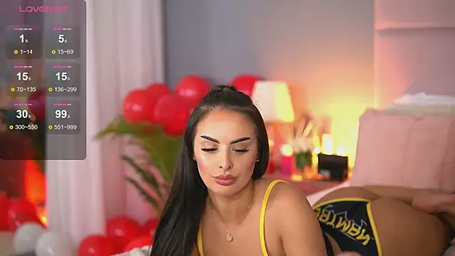 Snapshot of AlmaLuv chatting on February 26, 7:53 am AlmaLuv online show from February 26, 7:53 am