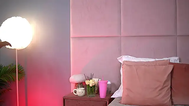 Snapshot of AlmaLuv chatting on September 23, 3:53 am AlmaLuv online show from September 23, 3:53 am