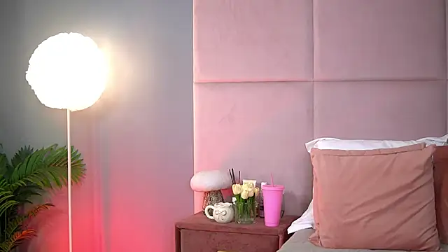 Snapshot of AlmaLuv chatting on October 1, 3:34 am AlmaLuv online show from October 1, 3:34 am