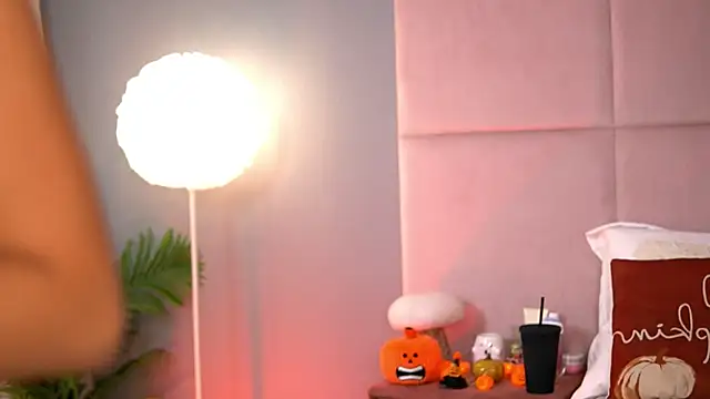 Snapshot of AlmaLuv chatting on October 18, 4:04 am AlmaLuv online show from October 18, 4:04 am